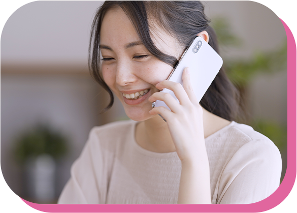 女の人が電話しています